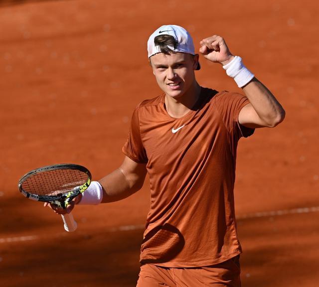 顺下脚步依 顺下脚步依